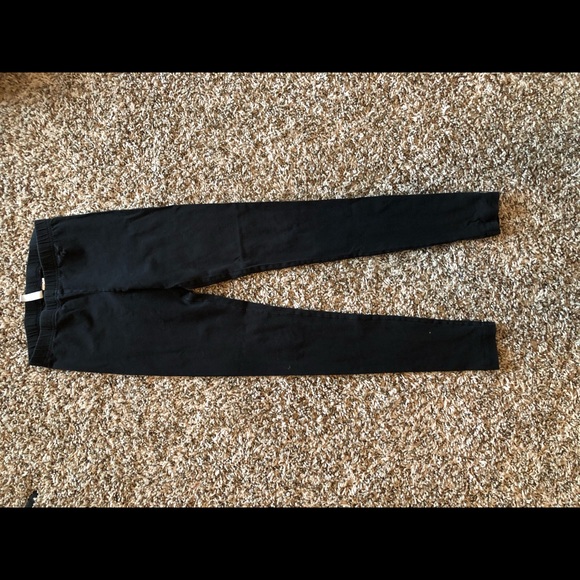 CLOTHES - Picture 5 of 8